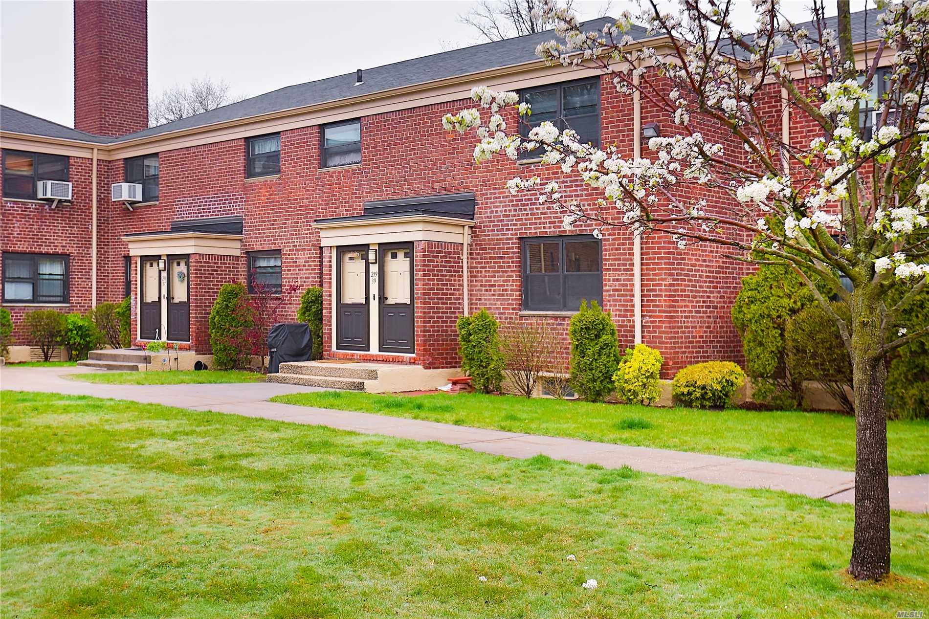 Live In Style At Windsor Oaks. 2 Bedrooms In Move-In Condition. Kitchen Features High End Cabinets, Granite Countertops And A Suite Of Stainless Steel Appliances. Restored Original Wood Floors Throughout. Beautifully Maintained Grounds, 24- Hour Security. Near Shopping, Dinning/Transportation To City. Dogs Welcome.