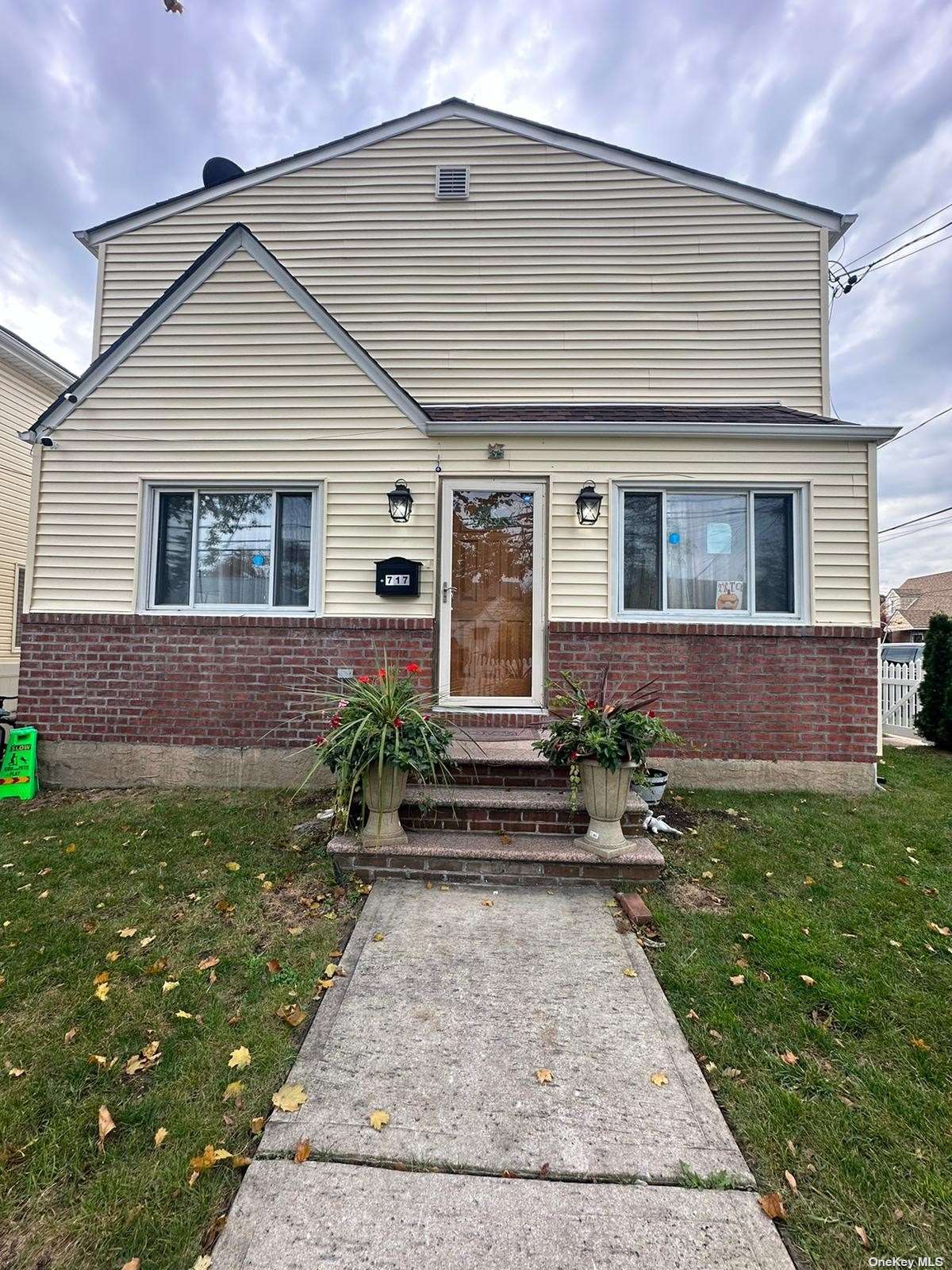 Single Family in New Hyde Park - 5th  Nassau, NY 11040