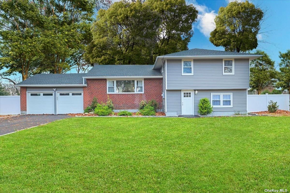 Single Family in Commack - Burton  Suffolk, NY 11725