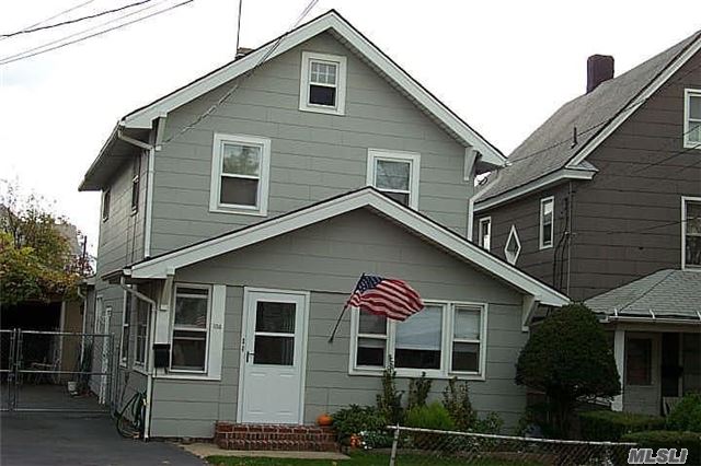 Nice 5 Bed 2 Bath Colonial Home Very Close To The Lirr