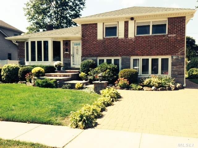 Well Maintained Split In Syosset School District. Hard Wood Floors,  Eik W/ Granite Counter Top & Ss Appliances,  Large Den,  Cac,  Beautiful New Paver Driveway And Steps. Rear Deck. Oil Tank Was Abandoned And Replaced With Fiberglass.