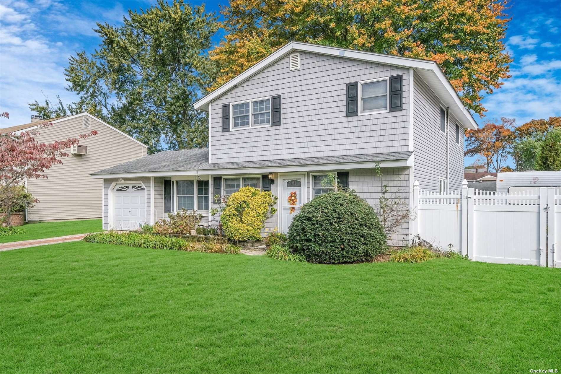 Single Family in Lake Grove - Sterling  Suffolk, NY 11755