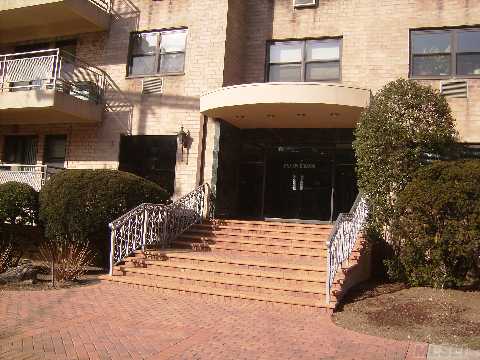 In Luxury Bldg, X-Tra Large 2 Bedroom, 1 Bath Jr4 Already Converted To A 2nd Bedroom, Den Or Office. Eat-In Kitchen, Huge Living Room With Dining Area, Enormous Master Bedroom, Large Closets, Walk-In Closet In Foyer. Large Terrace Great For Bbq's, Laundry On Every Floor,Indoor Garage Parking. Only A Few Short Blocks To Train, Shops And Restaurants. Great Neck South School