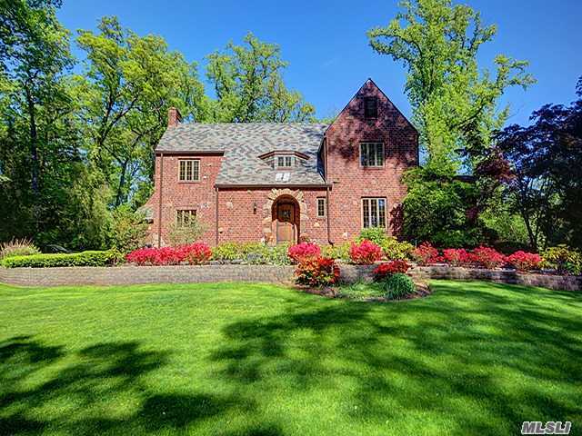 All Brick Ctr Hall Colonial In A True Estate-Park-Like Setting Within The Incorporated Village Of Flower Hill And The Much Desired Manhasset School District With Parking At The Manhasset Train Station, Only A 29 Min Commute To New York City