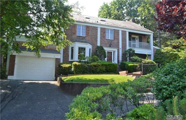 Magnificent Brick Renovated Center Hall Colonial With Beautiful Deck. Master Br Suite With Master Bath W/Jacuzzi + Steam Shower. Located In Harbor Hills W/Waterfront Pool & Tennis Courts. 5 Brs, 3.5 Ba, Lr W/Fp, Den W/Fp, Huge Eik, Cac & Skylights Galore Close To School And House Of Worship. The House Is In Great Condition And Ready To Move In.