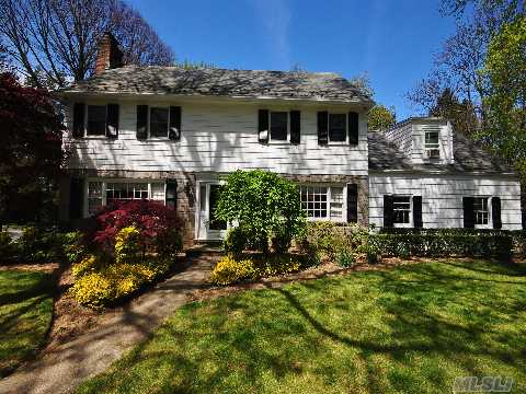 Elegant Stone And Cedar 4Br,3.5Bth Ch Col,Located In The Vill Of Russell Gdns.This Home Has It All:Pegged Oak Fls,2 Staircases,Eik W Gas Stove/Den W/Fpl,Outside Access To New Patio,Prof Landscaped,Formal Lr W/Frpl Opens To Den W/Built-Ins & Cath Ceiling,2 Car Att Garage,Fin Bsmt,2 Zone Cac.Part Of Gn Park District With Parking Sticker,Russell Gardens Priv Pool & Tennis.