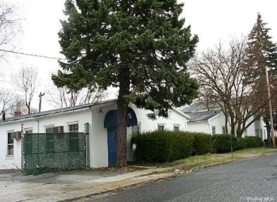Commercial Lease in Albertson - Albertson  Nassau, NY 11507
