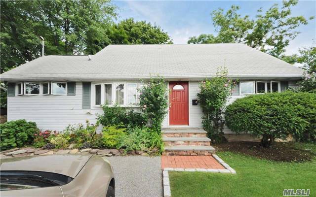 North Syosset Best Bay - Great Opportunity! !Cape On A Quiet Cul-De- Sac.Walk To Syosset Train. 4 Br 2 Full Baths, Family Room, Hardwood Floors, Finished Basement 9&rsquo;Siling, Oversized Privet Fenced Yard, Ing. Sprinkles. Southern Exp. Must See!!!!!