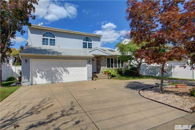 Beautiful Home State Of The Art Kitchen, Owner Motivated, Room For Pool