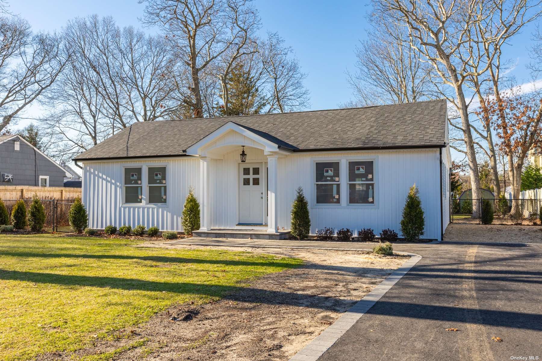 Single Family in East Islip - Pequot  Suffolk, NY 11730