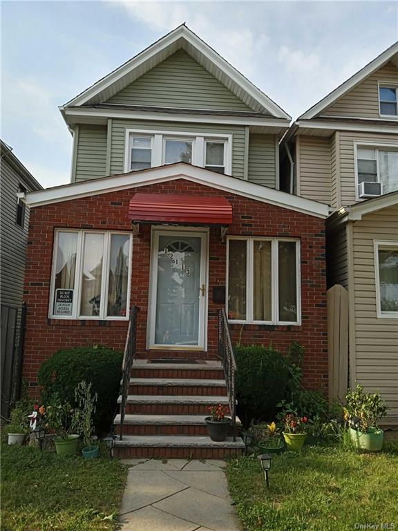 Single Family in Richmond Hill North - Hillside  Queens, NY 11418