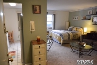 Huge Studio With Walk-In Closet. Bright And Spacious. Kitchen, Breakfast Nook And Bathroom Separate From Living Area. 2 Blocks To L