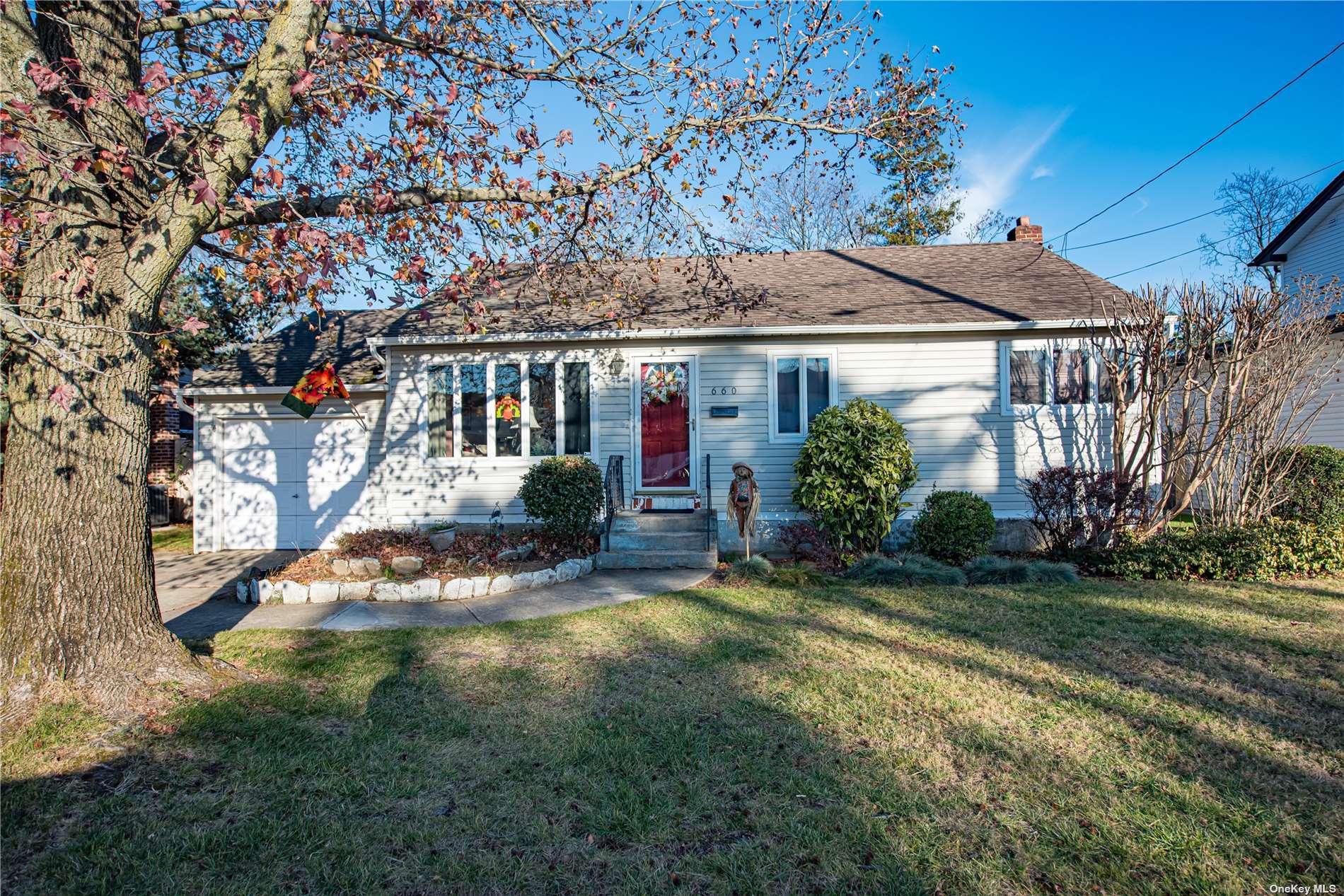 Single Family in Lindenhurst - Grand  Suffolk, NY 11757