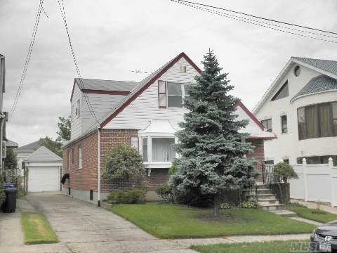 This Is A Wonderful Mother/Daughter Home For Large Family On A Quiet Street. Bright And Sunny Home With School District 26. Ps162.