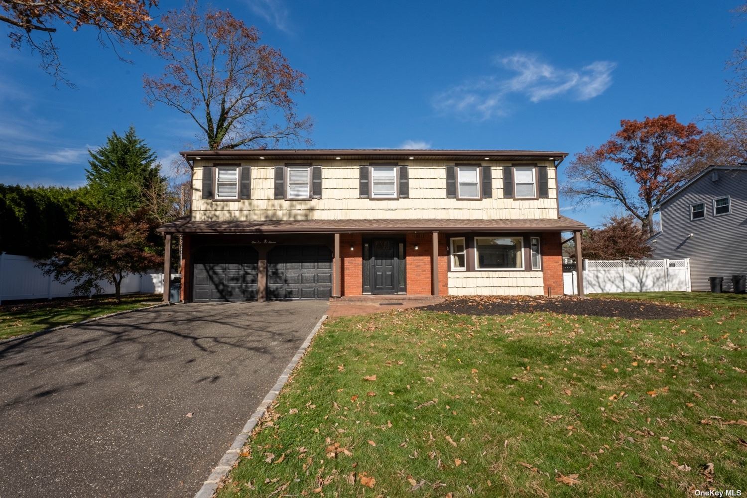 Single Family in Hauppauge - Wood  Suffolk, NY 11788