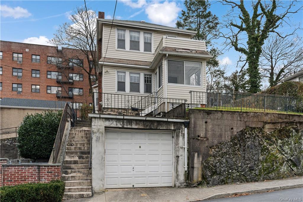 Single Family in Eastchester - Hall  Westchester, NY 10709