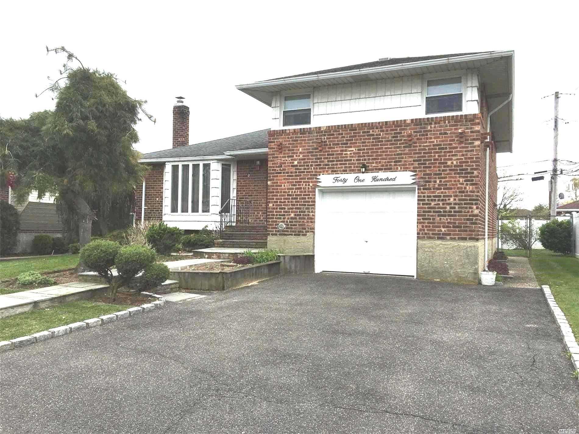 Large Brick Calvert Manor Split in Plainedge SD#18. All large rooms, Hardwood Floors Under Carpet in Lr/Dr & Bedrooms CAC, Central Vac 150 Amp Electric Over Sized Black Top Driveway w/ Belgium Block Updated Roof, fenced yard. Priced to sell!