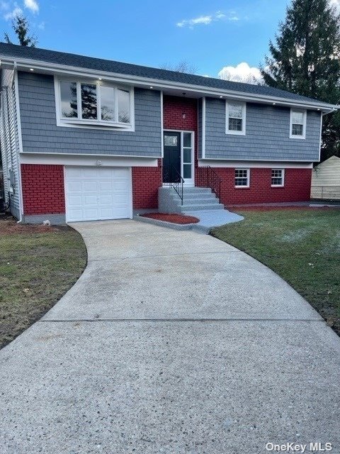 Single Family in East Meadow - Berg  Nassau, NY 11554