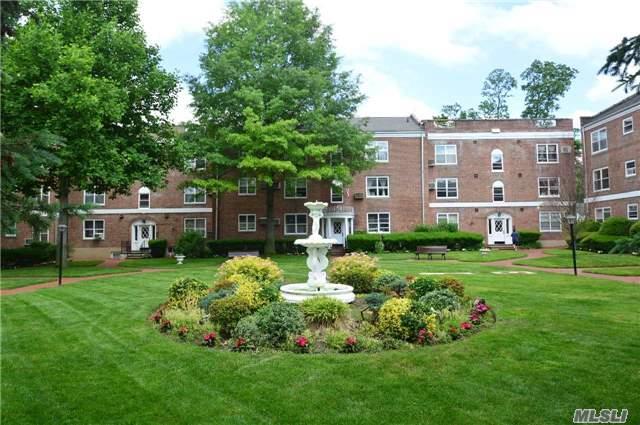 First Floor Beautifully Maintained. View Of Grounds And Courtyard From Living Room & Kitchen. Washer/Dryer In Unit Storage Avail. Near Train, Shopping, Movies And Parks. Part Of The Great Neck District, Pools, Tennis, Stepping Stone Park.