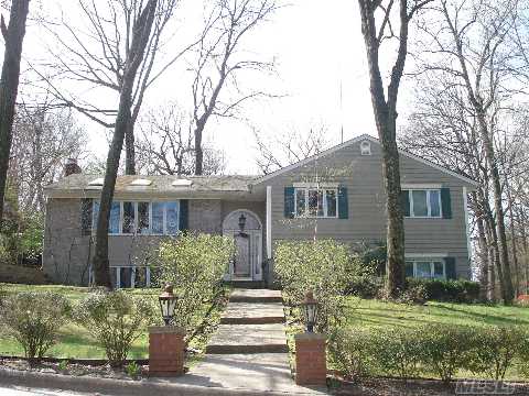 Sophisticated Sunlit Contemporary In Move In Condition. Vaulted Ceiling, Skylites, Cac, Polished Harwood Floors, Oak & Tile Eat-In-Kitchen, Spacious Family Room With Fireplace, Formal Dining Room With Glass Doors To Brick Patio. Close To Beacon Hill Association's Beach, Mooring & Tennis. Convenient To Lirr.