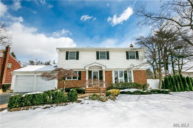 Look No Further. This Updated Colonial On 1/4 Acre Is Situated In The Desirable Neighborhood Of Syosset Woods.The Home Features 4 Large Bedrooms, A Finished Basement, And A Gorgeous Backyard--Perfect Home For Entertaining. Lots Of Updates! Willets Elem/Hb Thompson Middle School.