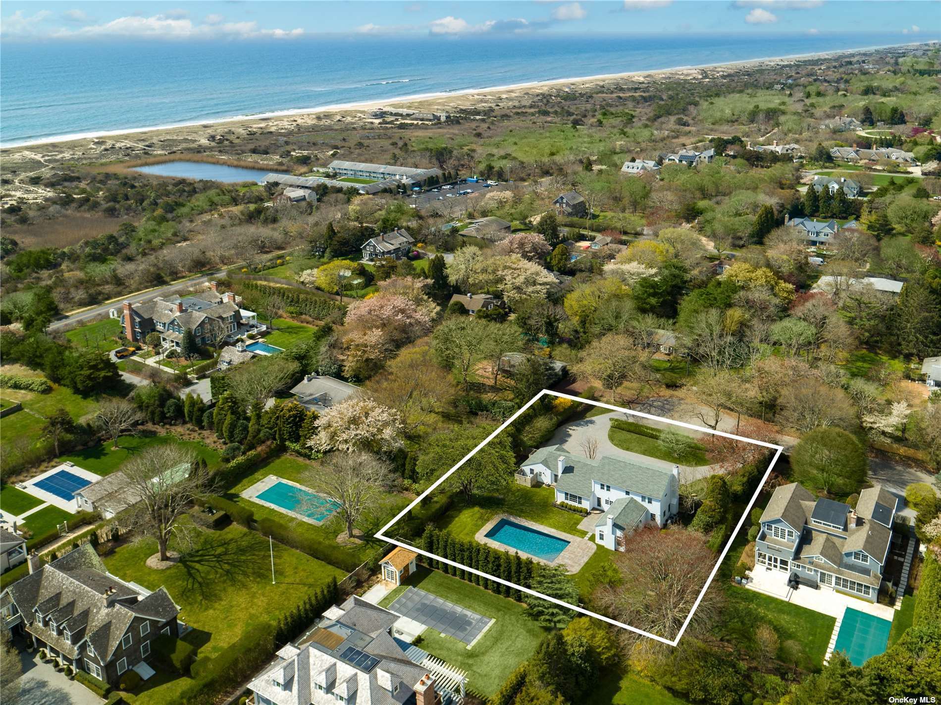 Single Family in Amagansett - Gansett  Suffolk, NY 11930