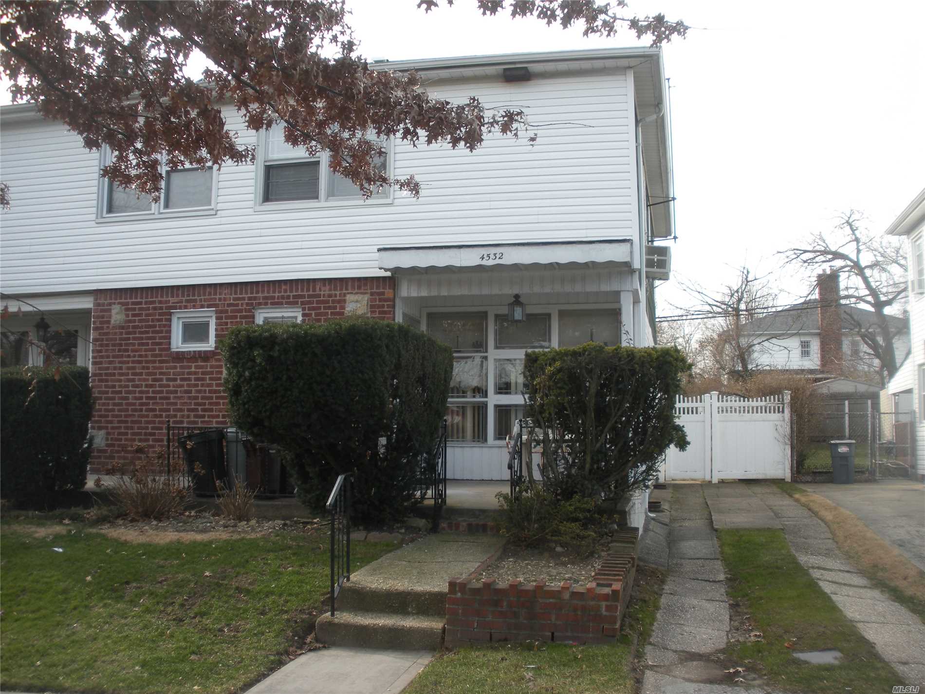 Semi Detached One Family: Living Room, Dining Room, Kitchen, 1.5 Bathrooms, Three Bedrooms, Finished Basement, Front Porch, Rear Patio And Private Parking. Building Size 1200 Sq Ft Plus Basement. R3-1 Zoning. Very Close Proximity To Lirr. School District 26.