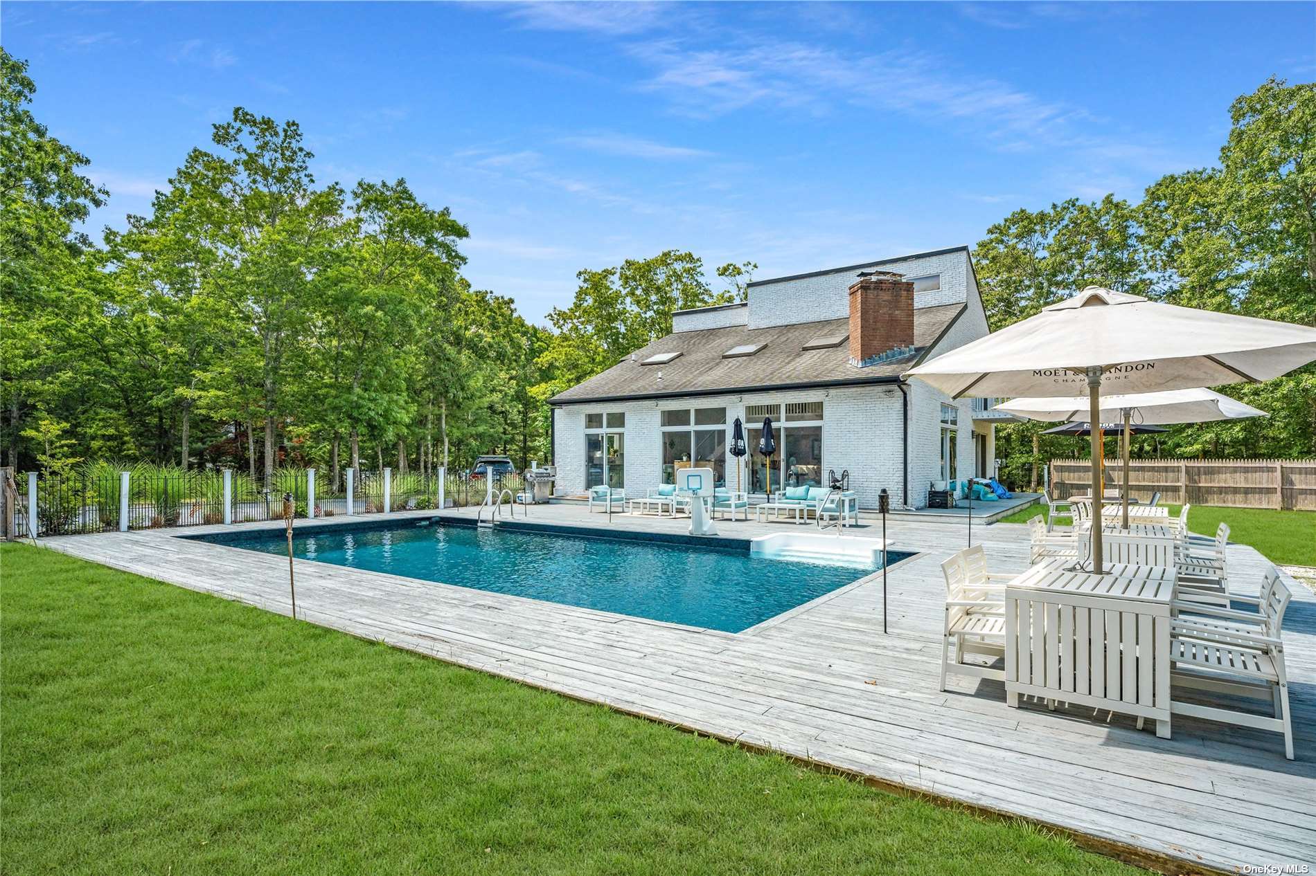 Single Family in Quogue - Indian Pipe  Suffolk, NY 11959