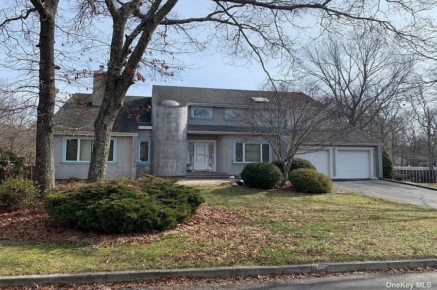 Single Family in Shirley - Carmen View  Suffolk, NY 11967