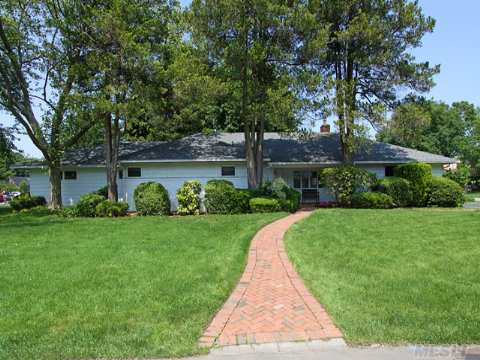 One Of A Kind Expanded Ranch In East Hills W/Membership To The East Hills Park & Registration In The Prestigious Wheatley (East Williston) Sd. This 4 Bdrm, 2.5 Bth, Fully Updated Ranch Features A Fabulous New Eik Kitchen, Granite Counter Tops & Dark Cherry Wood Cabinetry, New Stainless Appliances. A Fabulous Den W/Fireplace, Master Ste W/Exp Bth, New Roof, Hardwood Floors.