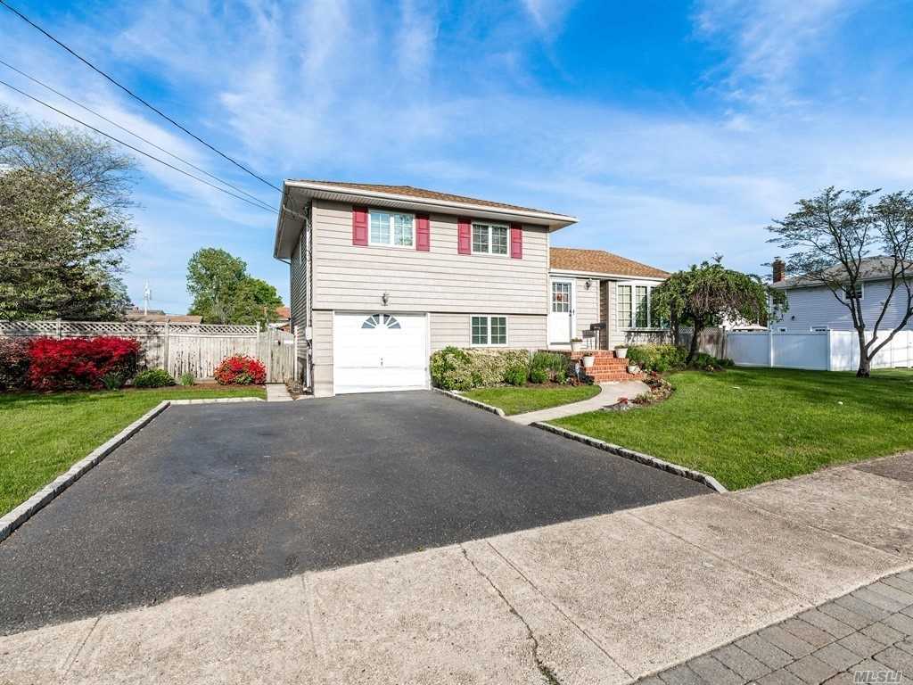 A Split In Super Clean, Neat, Move In Condition. This Home Has Been Extended Making A Large Eat In Kitchen. Siding, CAC & Some Windows All Updated In Last 8 Years. Included In Home Is Trash Compactor, Security System, Igs, Shed, 150 Amp Svce, Gazebo, Swing.