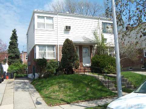 Move-In Codition, Good Starter's Home, R3-2 Zone, 3Car Driveway, Sd#26, Ps26/Jhs216/Francis Lewis Hs, 