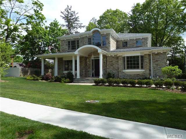 Location, Location.This Newly Built Custom Home Sits In The Heart Of Roslyn Cc.The Open Floor Plan Is Highlighted By Ultra High End Finishes & Custom Mill Work Throughout.The Gourmet Eik Has Top Of The Line Appliances & Beautiful Marble Finishes.All Bths Were Designed 4 Elegance.Lower, Walk Out Level Has 11&rsquo;High Ceilings.An Energy Eff Home W Generatr & Indr Sprinklr System.