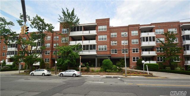 Hotel Lifestyle In The Premier Bldg-24 Hr Doorman With Garage Attendant. Bright Co-Op With Terrace. Many Closets. Pool & Bbq&rsquo;s, Gym. Close To Town, Shops & Lirr.