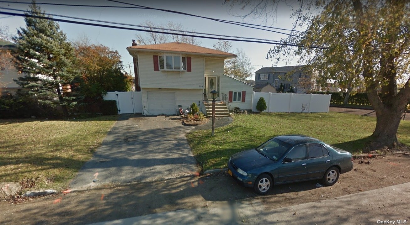 Single Family in Lindenhurst - Verona  Suffolk, NY 11757