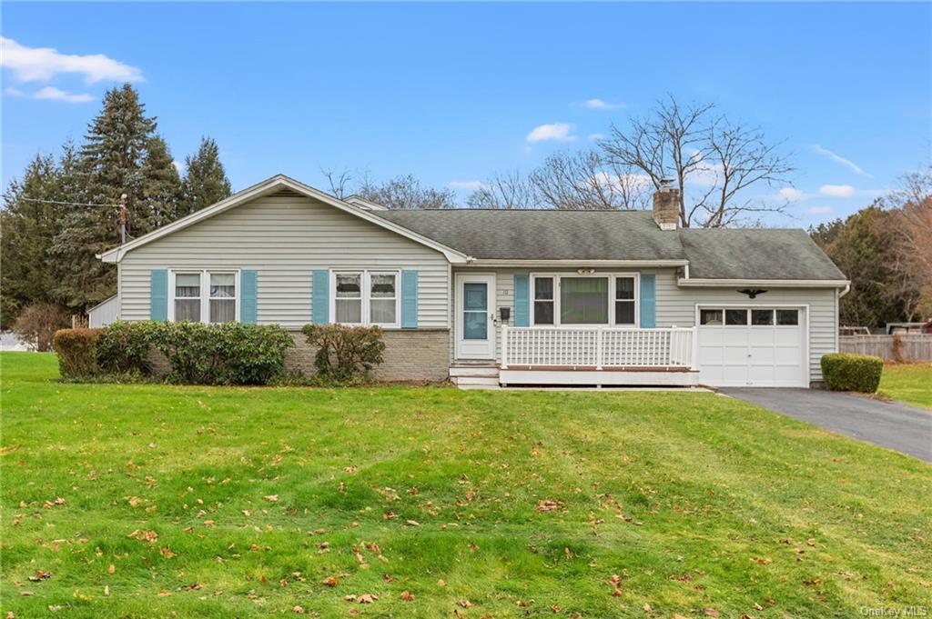 Single Family in Pawling - Knollview  Dutchess, NY 12564