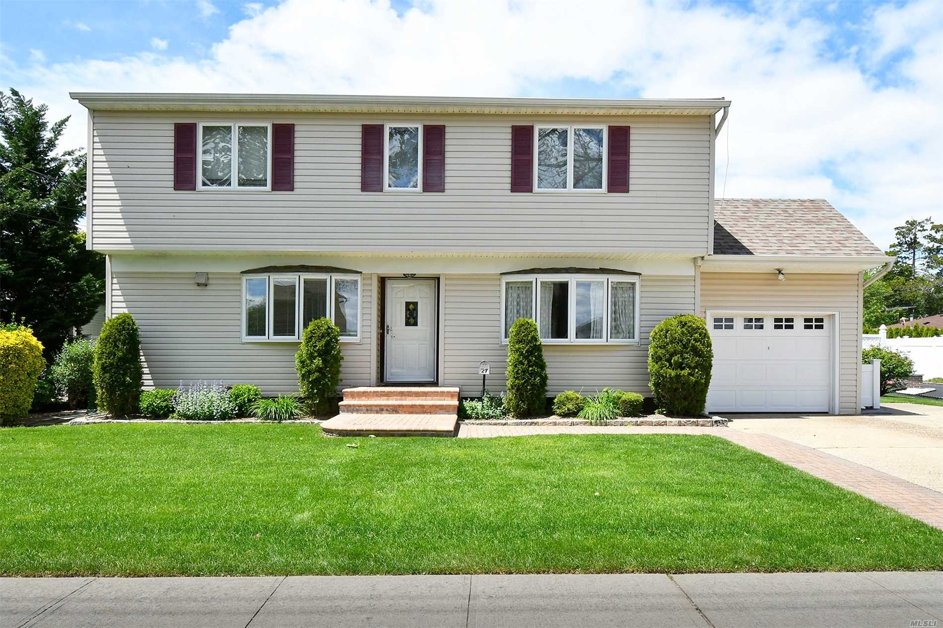 Dont Miss this Fantastic Opportunity to Own a Colonial in North Bethpage! All Spacious Rooms! This Home Features a Master Size Bedroom on the 1st floor w/Full Bath Nearby! Then 3 More Bedrooms Upstairs, An Office/4th Bed & An Upstairs Den which can easily be turned into a 6th Bedroom! This home also features Newer CAC, IGS, 200 Amp Elec, Att Garage, All 3 baths updated! Banquet Sized Dining Room! Updated Roof & So Much More!!! 19-20 Grievance Approved, 20-21 Pending, Kramer Lane Elementary!