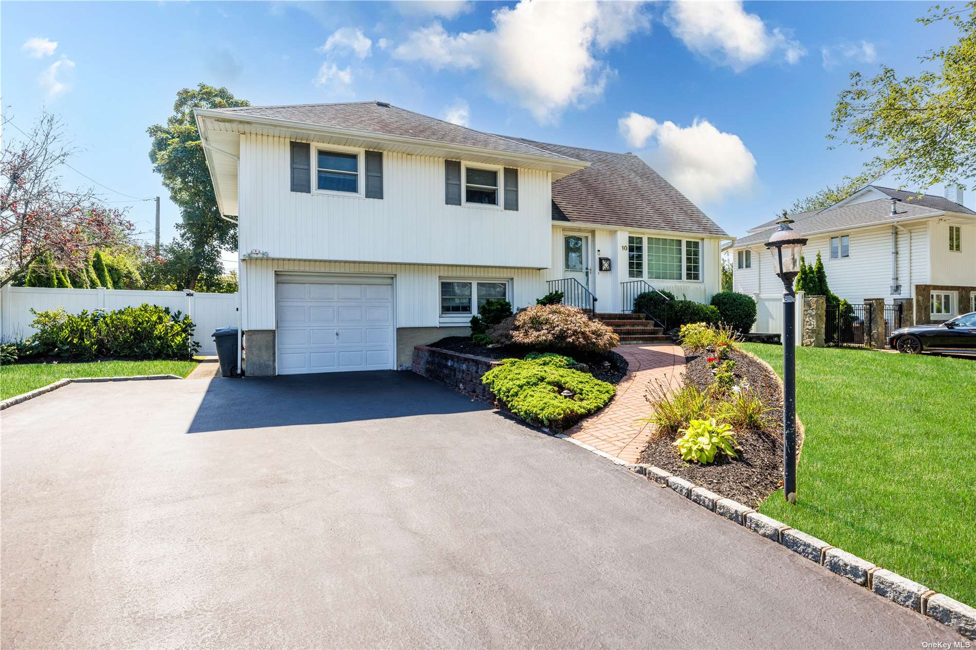 Listing in Commack, NY