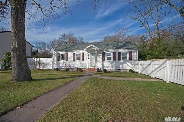 Turnkey Ranch, 2/3 Brs, New Bath, Updated Kitchen, Da, Lr. Perfect Starter Or Retiree Home. Private Backyard W/Deck For Bbq & Entertaining.