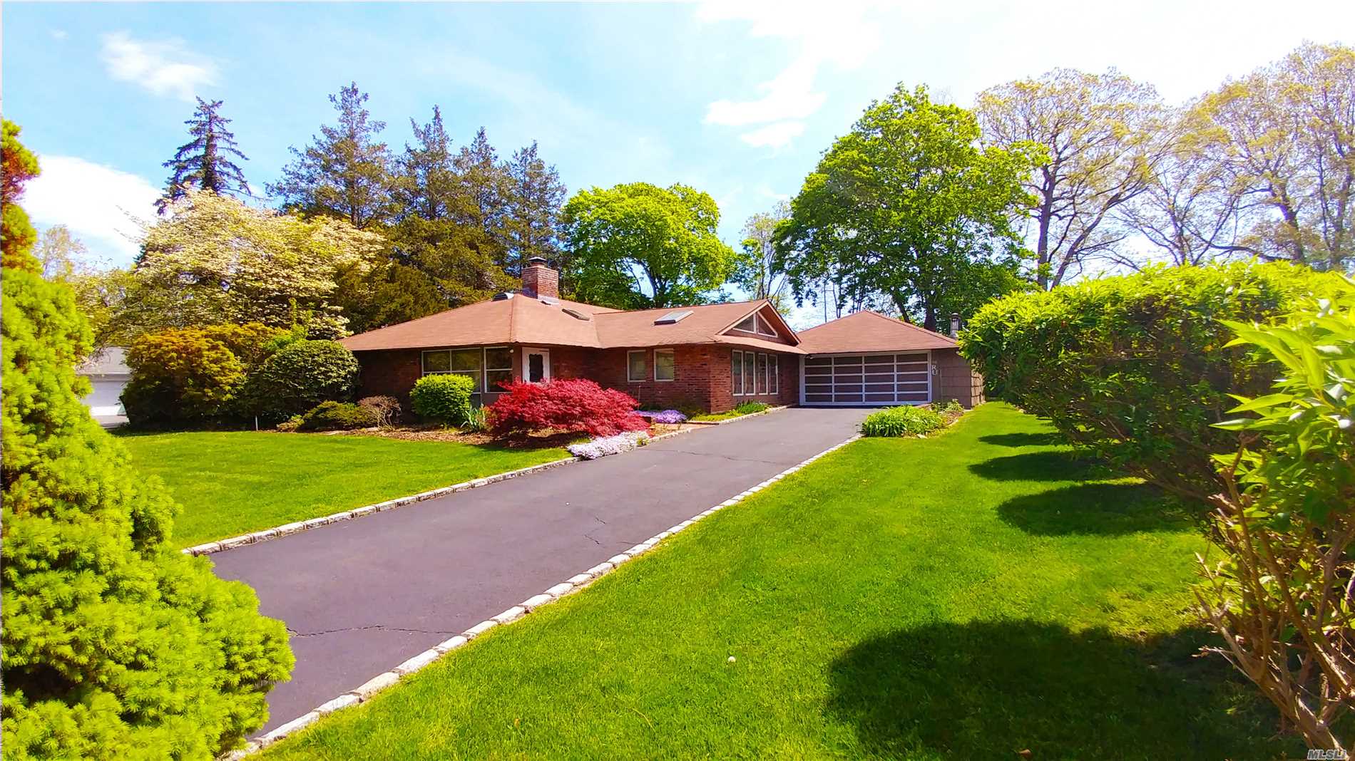 Terrific Home And Site In Most Desirable Part Of Roslyn Country Club. Wheatley Hs - East Williston School District. Comfortable, Updated 3Br Home Sold As-Is. Original Owners Since 1951 With Ultra-Low Property Taxes. Mature Trees With Wonderful Privacy.