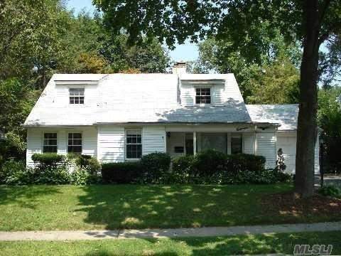 Living Room W/ Fireplace, Formal Dining Room, Eat-In Kitchen,Cac, Hardwood Floors, Parklike Grounds. 