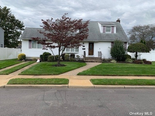 House in Massapequa Park - Westwood  Nassau, NY 11762