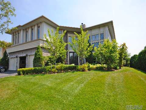 Enjoy The Privacy Of This Stunning Gated Community Of Hamlet Estates. Set In The Perfect Location, This Residence Features Hardwood Floors, High Ceilings,Walls Of Glass, Open Floor Plan, A Luxurious Master Suite And All Bedrooms Are Ensuite. Take Advantage Of The Clubhouse And Gym, Community Swimming Pool And Tennis Court, And 24 Hr Security.