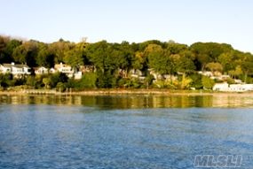 Adorable Cottage W/Magnificant Waterviews In Unique Waterfront Comm W/Own Private Beach,Dock &Mooring Rts,Just 5 Min To Lirr,36 Min To Nyc.