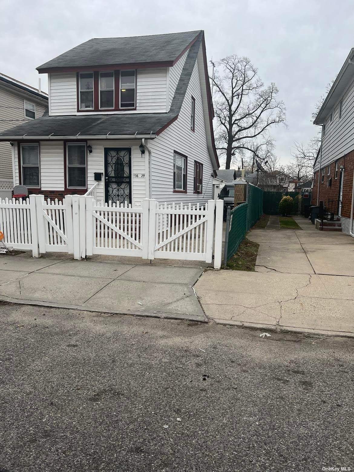 Single Family in Laurelton - 220th  Queens, NY 11413