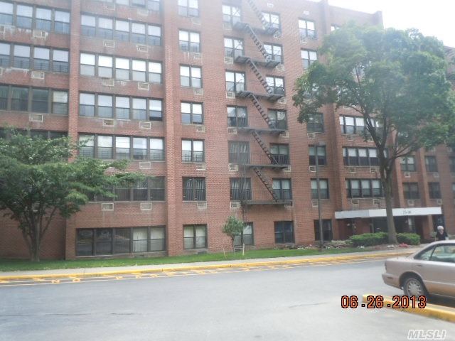 Large Three Br Unit, In Well Maintaiined Development,  Offering Pool,  Tennis Court,  Playgrounds. Convenient To All Amenities. Owner Is Willing To Prepay Up To $30000 In Maintenance If Allowed