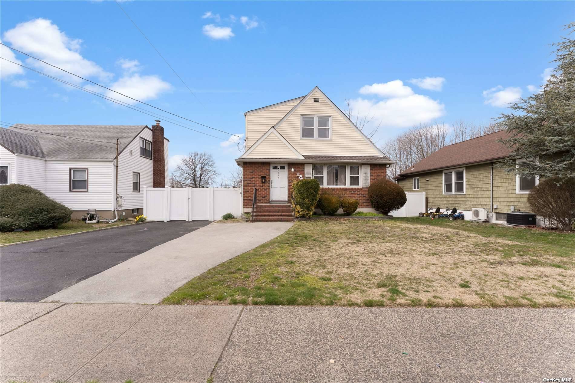 Single Family in Hewlett - Hancock  Nassau, NY 11557