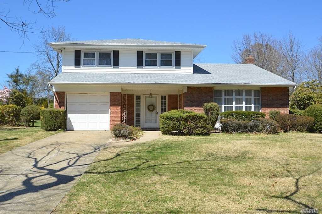 Spacious, Light, Bright And Sparkling Clean Split In North Syosset! 3 Large Bedrooms, With Possible 4th, 2.5 Baths And A Ton Of Storage! Vaulted Ceiling In The Living Room! Huge Back Yard - An Entertainer&rsquo;s Paradise. Convenient To All Syosset Has To Offer! Walk To Train, Walk To Town!