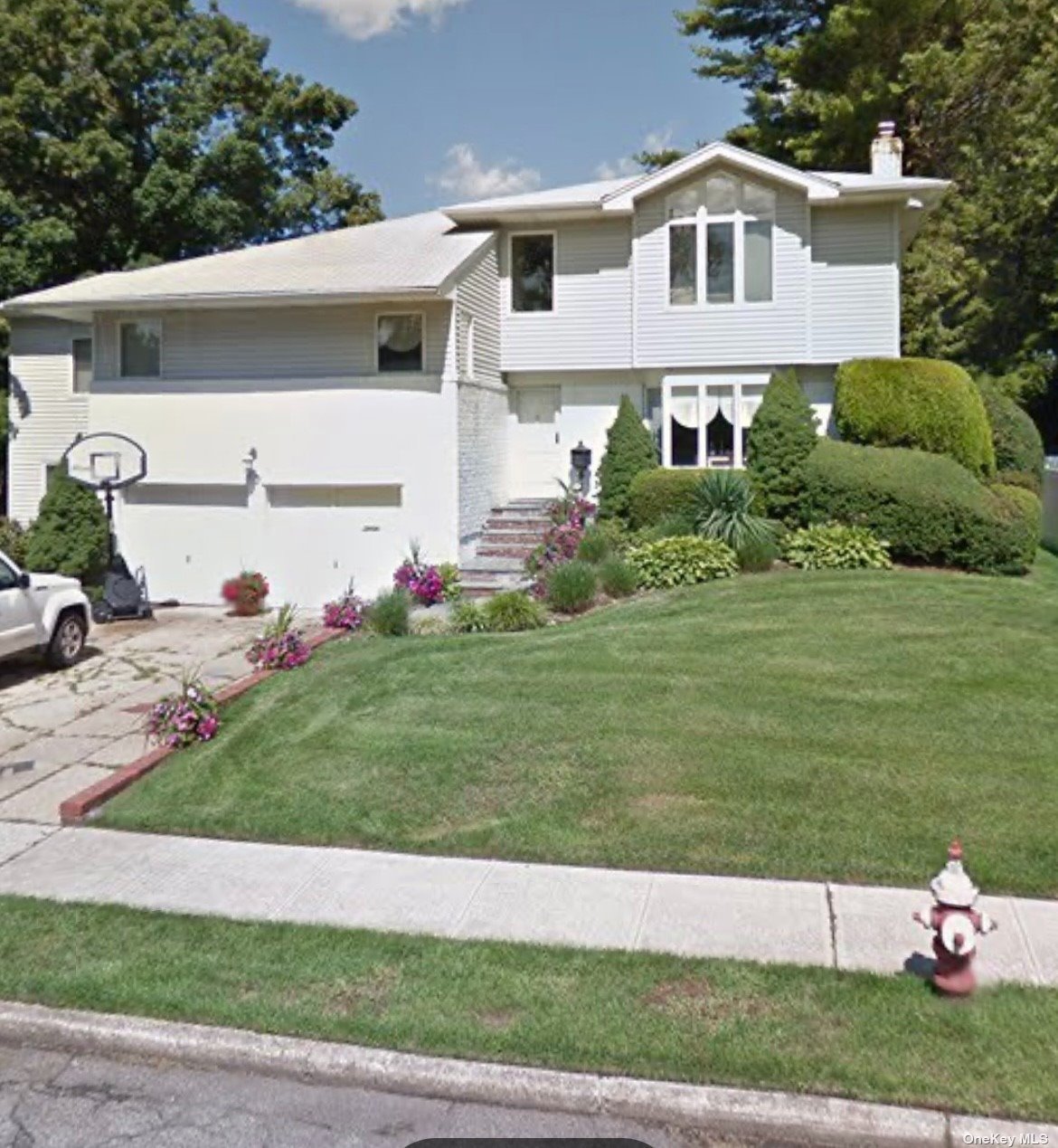 Single Family in Jericho - Bounty  Nassau, NY 11753