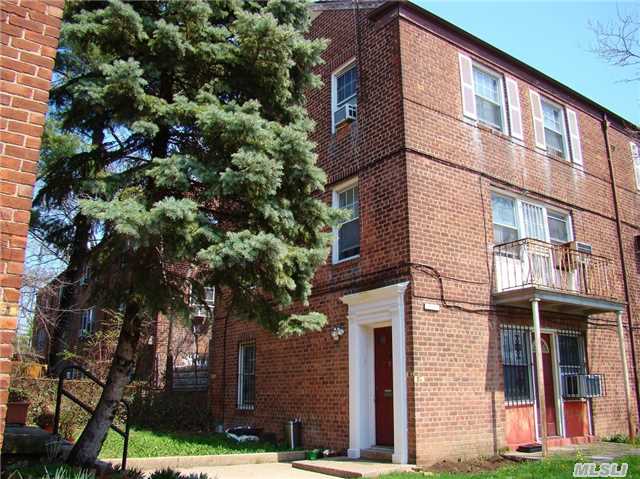 2 Bedroom Simplex Located In Park Like Setting. Apartment Offers Hardwood Floors Thru-Out, Living Room, Dining Room, Kitchen, Master Bedroom, 2nd Bedroom, Full Bath And 6 Closets. Pet Friendly & Outdoor Parking Available $75 Per Space. Close To Shopping, Transportation, And Parkways.